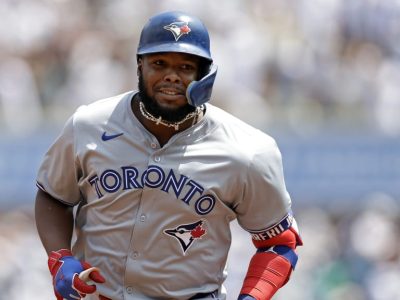 Azulejos retiran a Vladimir Guerrero Jr. por rigidez en la espalda