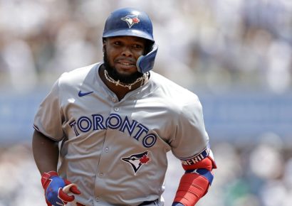 Azulejos retiran a Vladimir Guerrero Jr. por rigidez en la espalda