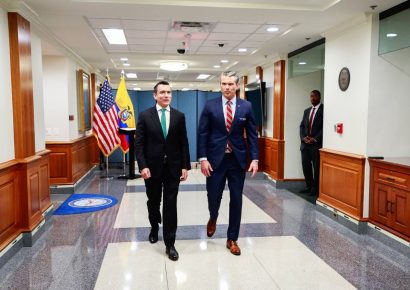 Noboa se reunió con el secretario de Guerra en el Pentágono para reforzar cooperación en seguridad