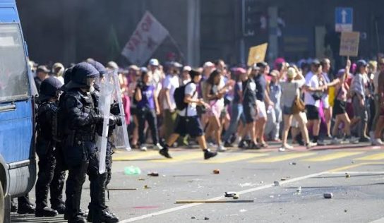 Miles protestan contra el G7 en Ginebra; enfrentamientos con la policía
