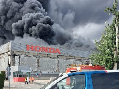 Incendio provoca colapso de planta Montesa Honda en Barcelona