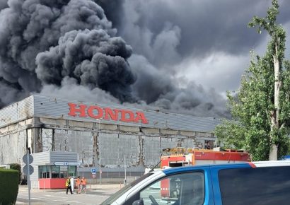 Incendio provoca colapso de planta Montesa Honda en Barcelona