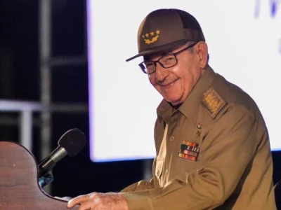 Raúl Castro vuelve a presentarse en público tras acusación penal en EE.UU.