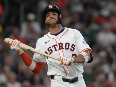 Jeremy Peña quedó fuera de la alineación de los Astros tras sufrir calambre en la corva derecha