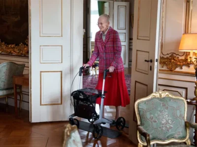 Reina Margarita reapareció en público tras problemas coronarios