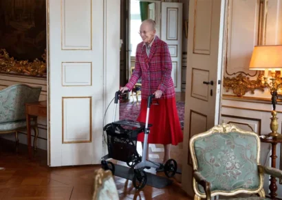 Reina Margarita reapareció en público tras problemas coronarios