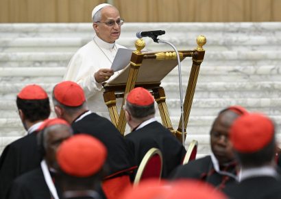 El papa León XIV pide un respaldo “firme, claro y público” al iniciar un consistorio extraordinario en el Vaticano