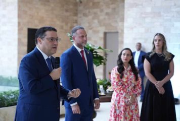 Sanz Lovatón refuerza vínculos internacionales en encuentro con diplomáticos