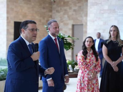 Sanz Lovatón refuerza vínculos internacionales en encuentro con diplomáticos