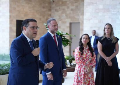 Sanz Lovatón refuerza vínculos internacionales en encuentro con diplomáticos
