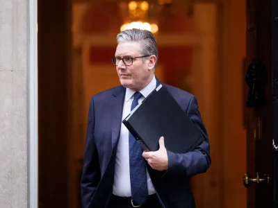 El primer ministro británico Keir Starmer podría dimitir este lunes en medio de la crisis interna laborista, según The Observer