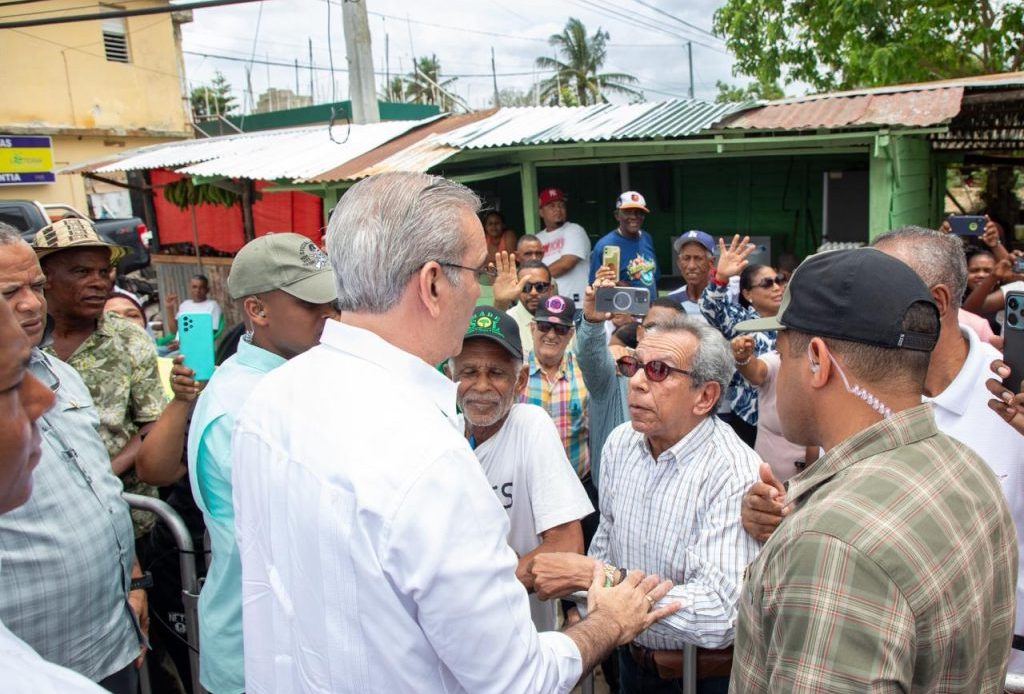 Presidente Abinader inaugurará este sábado en la provincia de Monte Plata dos carreteras y un techado escolar