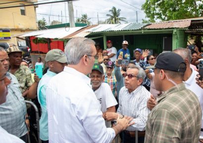 Presidente Abinader inaugurará este sábado en la provincia de Monte Plata dos carreteras y un techado escolar