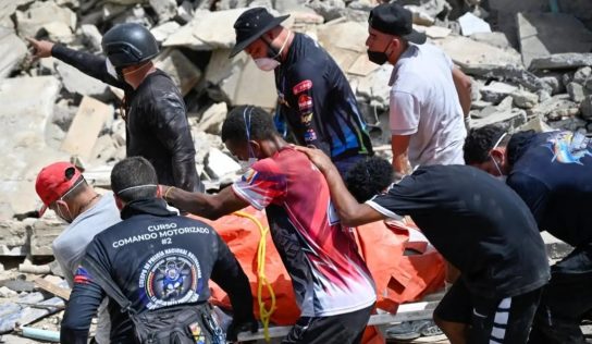 El olor a descomposición ya comienza a sentirse e invade la zona devastada por los terremotos en Venezuela