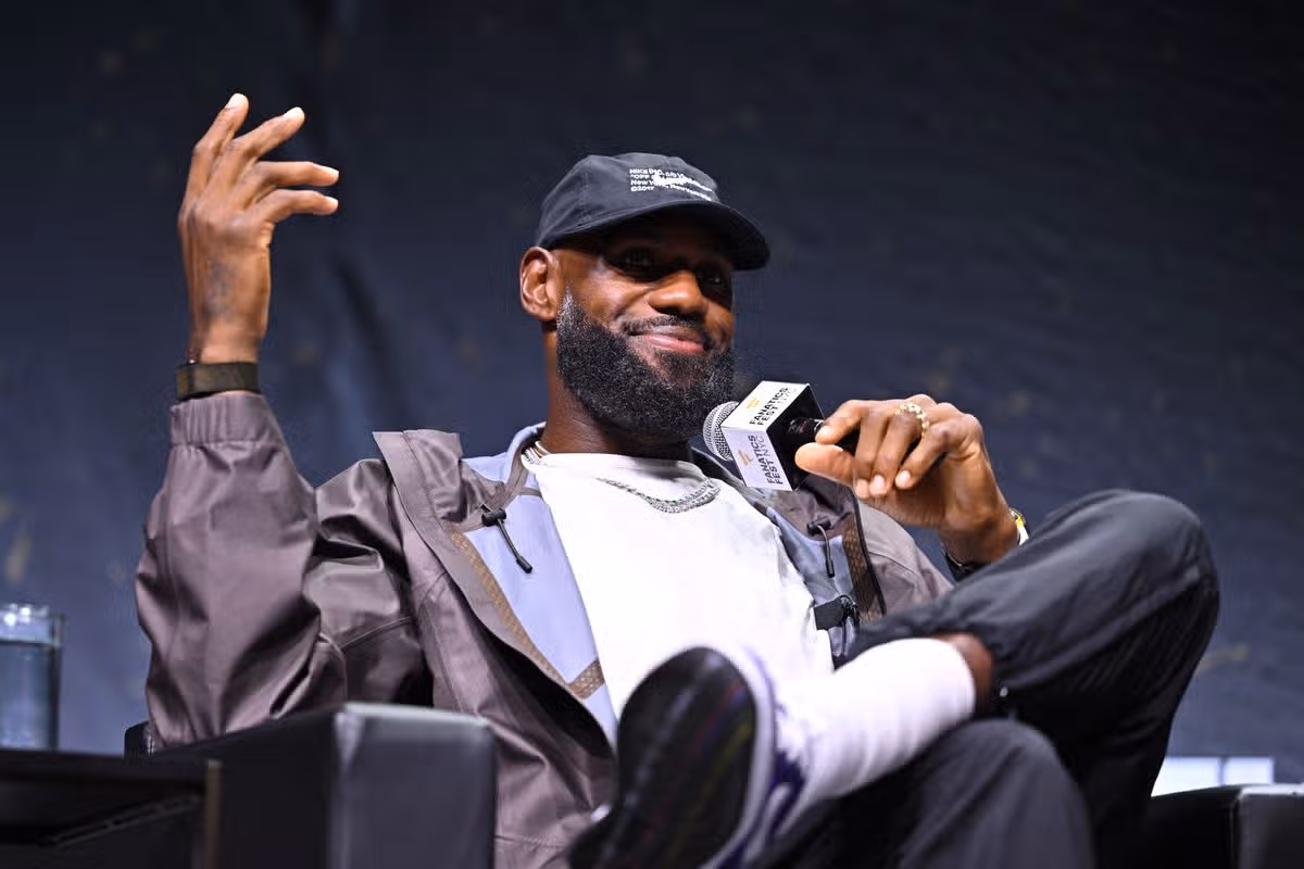 LeBron James firma con los 76ers un contrato de dos años y 8 millones de dólares en la recta final de su histórica carrera