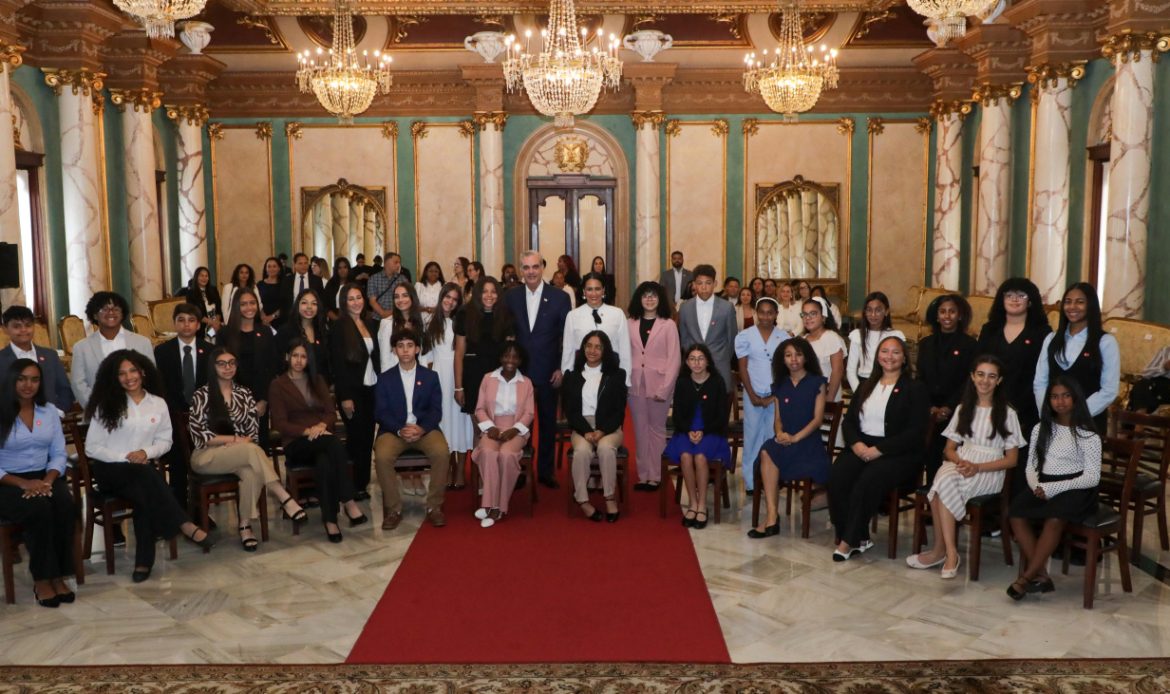 Presidente Abinader recibe a jóvenes dominicanos destacados en el extranjero