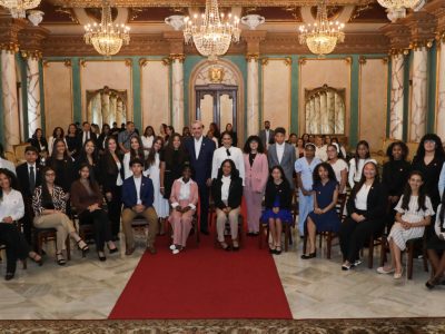 Presidente Abinader recibe a jóvenes dominicanos destacados en el extranjero