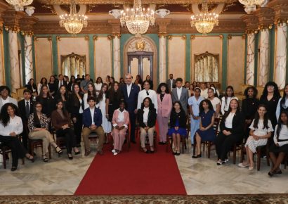 Presidente Abinader recibe a jóvenes dominicanos destacados en el extranjero