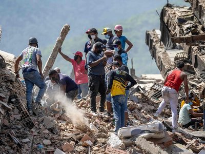 Familiares venezolanos mantienen la búsqueda de desaparecidos a un mes de los terremotos