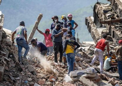 Familiares venezolanos mantienen la búsqueda de desaparecidos a un mes de los terremotos
