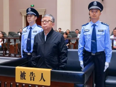 China condena a muerte a exfuncionario por recibir US$325 millones en sobornos durante 30 años