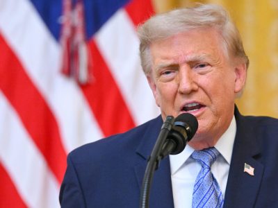 Trump despidió a operador de teleprompter por apuestas ilegales