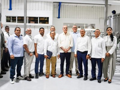 COOPFEDEGANO presenta avances de su planta procesadora de leche al presidente Abinader y solicita ampliar su participación en el almuerzo escolar