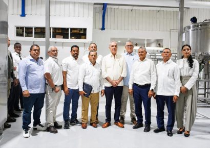 COOPFEDEGANO presenta avances de su planta procesadora de leche al presidente Abinader y solicita ampliar su participación en el almuerzo escolar