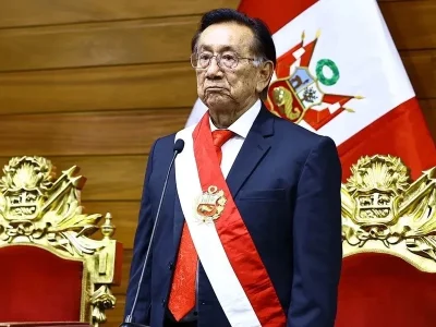 Presidente interino de Perú solicita al Congreso una pensión vitalicia al finalizar su mandato