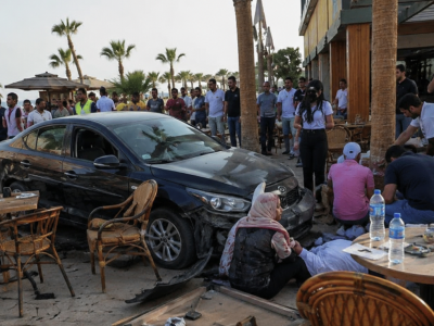 Mujer que aprendía a conducir atropella a 15 personas en una cafetería turística de Egipto