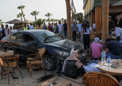 Mujer que aprendía a conducir atropella a 15 personas en una cafetería turística de Egipto