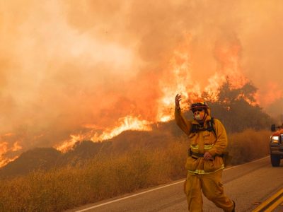 Incendio forestal arrasa 13.000 hectáreas al norte de Madrid y obliga a evacuar a cientos de personas