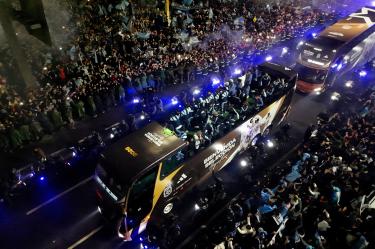 Miles recibieron a la Albiceleste; Messi no viajó con el plantel