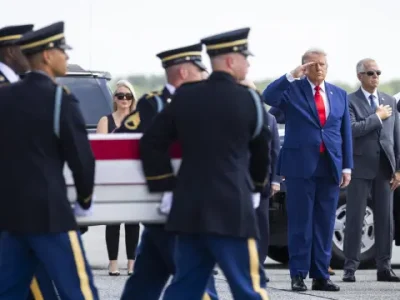 Trump recibe con honores los restos de cuatro militares estadounidenses fallecidos en ataques en Jordania e Irak
