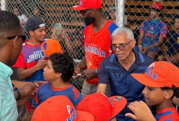 El jugador estadounidense de la NBA Jaylen Brown sorprende a los niños dominicanos durante su visita a República Dominicana
