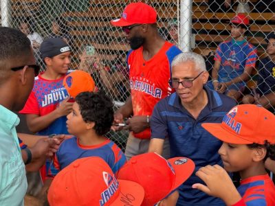 El jugador estadounidense de la NBA Jaylen Brown sorprende a los niños dominicanos durante su visita a República Dominicana