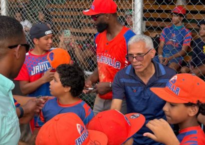 El jugador estadounidense de la NBA Jaylen Brown sorprende a los niños dominicanos durante su visita a República Dominicana