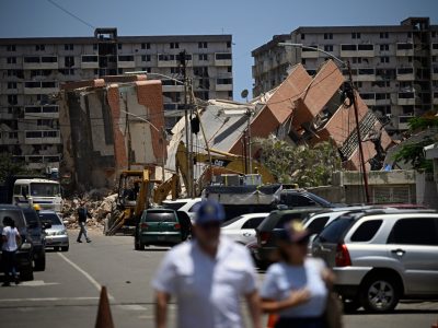 Caracas retoma rutinas un mes después del doble terremoto