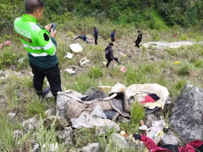 Miniván cayó por abismo de 500 metros en Perú