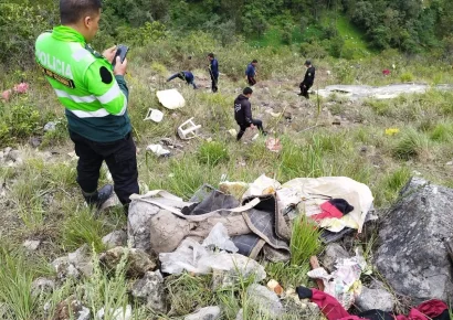 Miniván cayó por abismo de 500 metros en Perú