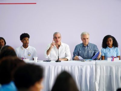 Abinader escuchó a estudiantes de Samaná y anunció medidas educativas