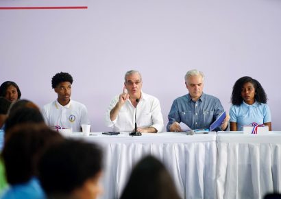 Abinader escuchó a estudiantes de Samaná y anunció medidas educativas