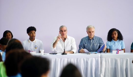 Abinader escuchó a estudiantes de Samaná y anunció medidas educativas