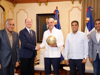 Abinader se reúne con FIBA y Comité de Santo Domingo 2026