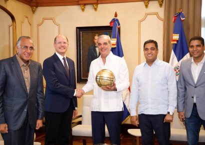 Abinader se reúne con FIBA y Comité de Santo Domingo 2026