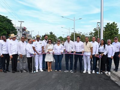 Abinader entrega rehabilitada playa El Faro en San Pedro