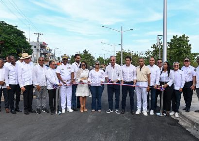 Abinader entrega rehabilitada playa El Faro en San Pedro