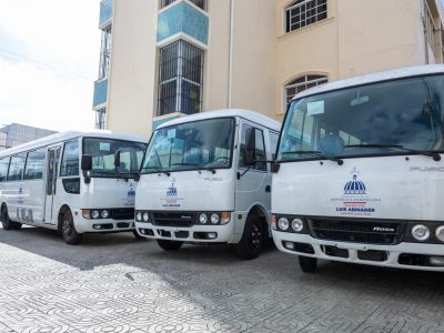 Gobierno entrega autobuses a estudiantes de Duarte