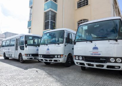 Gobierno entrega autobuses a estudiantes de Duarte