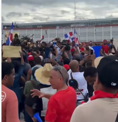 Cacerolazos culminaron en multitudinaria manifestación frente a la Bandera